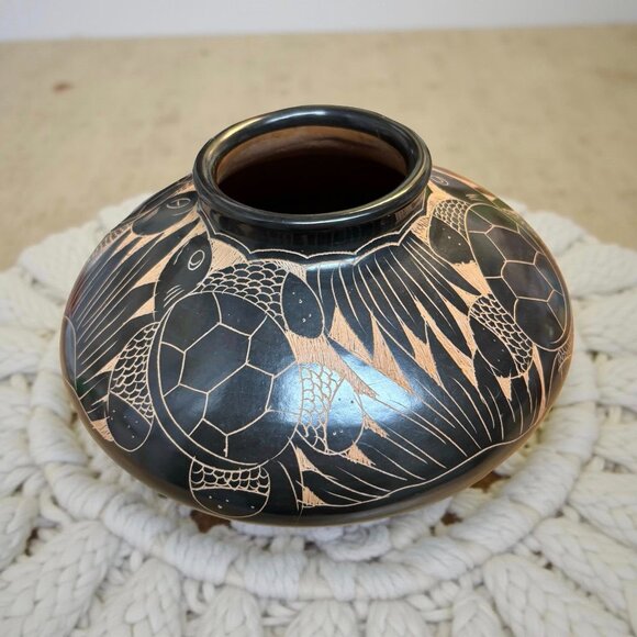 Mata Ortiz Blackware Pottery Vase with Turtle & Fish Etching – Hand-Burnished Sg - Picture 6 of 10